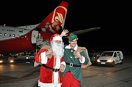 Santa Dennis und Elf Sebastian nach getaner Arbeit an Bord in TXL.