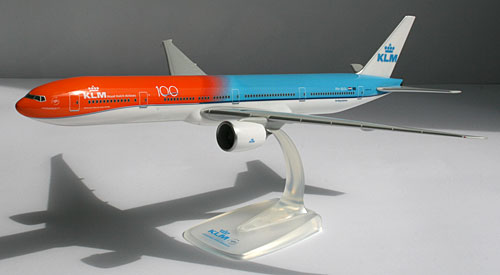 Flugzeugmodelle: KLM - Orange Pride - Boeing 777-300ER - 1:200