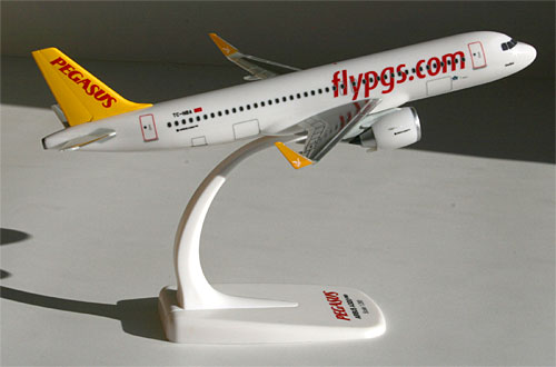Flugzeugmodelle: Pegasus - Airbus A320neo - 1:200