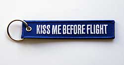 Schlüsselanhänger: KISS ME BEFORE FLIGHT - blau