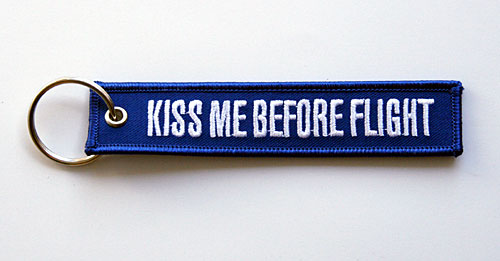 Schlüsselanhänger: KISS ME BEFORE FLIGHT - blau