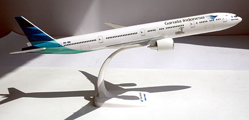 Flugzeugmodelle: Garuda Indonesia - Boeing 777-300ER - 1:200
