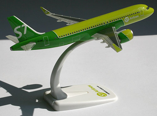 Flugzeugmodelle: S7 Airlines - Airbus A320neo - 1:200