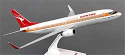 Flugzeugmodelle: Qantas - Retro - Boeing 737-800 - 1:130 - PremiumModell