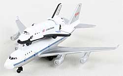 Spielzeug: Nasa Space Shuttle mit B747 Spielzeugflugzeug