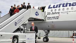 Lufthansa-Passage-Vorstand Karl Ulrich Garnadt hat sich Zeit für den Jubiläumsflug genommen