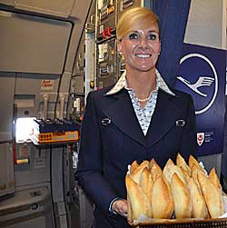 Nicole Thomson gehörte zur Crew des Jubiläumsflugs - stilecht trug sie eine Uniform von 1989