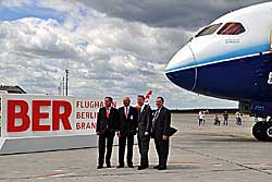 Rainer Schwarz, Joachim Hunold, Greg Delawie und Scott Fancher, Vizepräsident und Leiter des Boeing 787-Programms, vor der Maschine