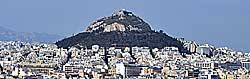 Der Likavittos-Hügel - eine Landmarke im Häusermeer Athens