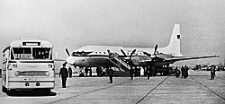 Um 1960 wurden Passagiere der Deutschen Lufthansa Ost mit Bussen direkt in die Stadt gebracht. - Foto: Archiv Flughafen Dresden