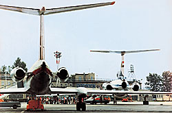 Um 1985 bestimmen Urlaubsjets der Interflug und der Malev das Bild im zivilen Bereich am Dresdner Flughafen. - Foto: Archiv Flughafen Dresden