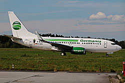 Die D-AGEU mit dem Werbesticker für den Flughafen Erfurt-Weimar absolvierte der Rundflug zum Dresdner Flughafenjubiläum. - Foto: Martin Koch