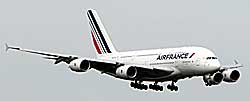 Ein A380 der Air France aus Paris erreicht London Heathrow