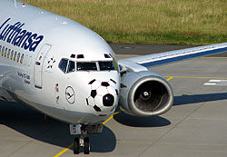 Zur Fußball-WM 2006 trugen einzelne B737 eine markante Fußball-Nase.