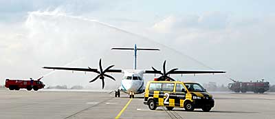 Begrüßungsdusche zu Ehren des Erstfluges der Air Dolomiti am Flughafen Dresden