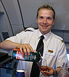 Auf jeden Flug beliebt - Thomas Mahr schenkt Tomatensaft aus