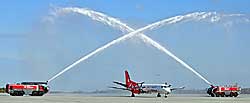 Traditionelles Ritual - Der Erstflug der neuen Hamburg-Verbindung wird in Dresden mit einer Dusche empfangen